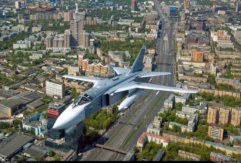 Самолет над Москвой