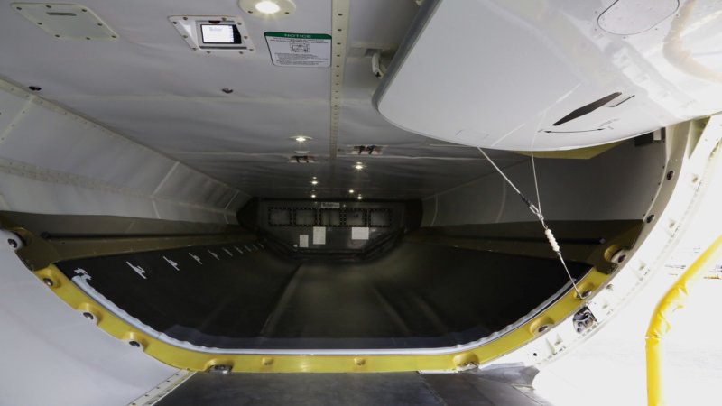 Боинг 737-800 багажный отсек