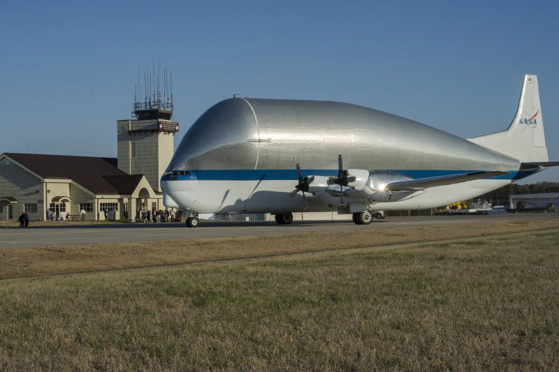 Американский грузовой самолет