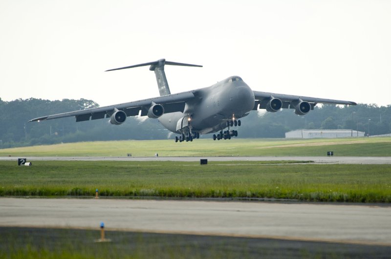 Lockheed c-5 Galaxy и АН-124 Руслан