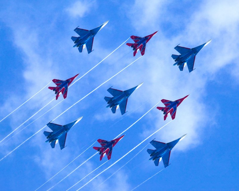 Много истребителей в небе