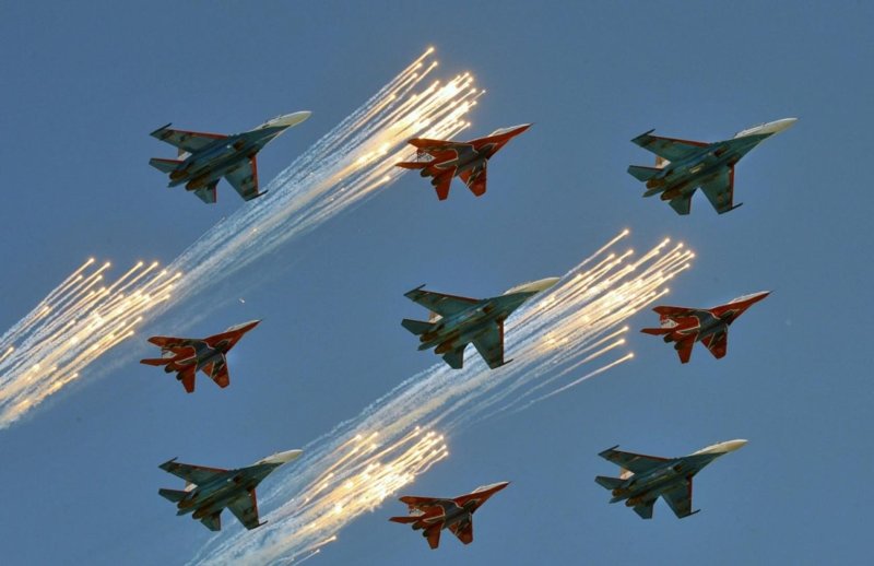 Военный самолет на 9 мая