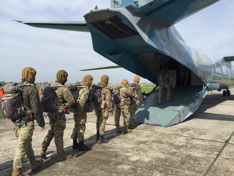 Военный самолет для десанта