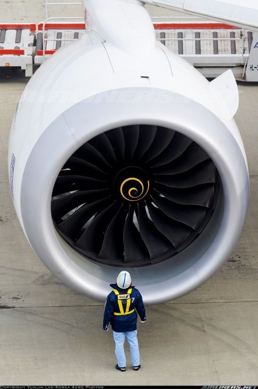 Двигатель самолета Боинг 787
