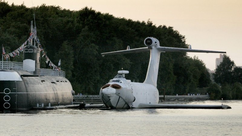 Экраноплан на речном вокзале