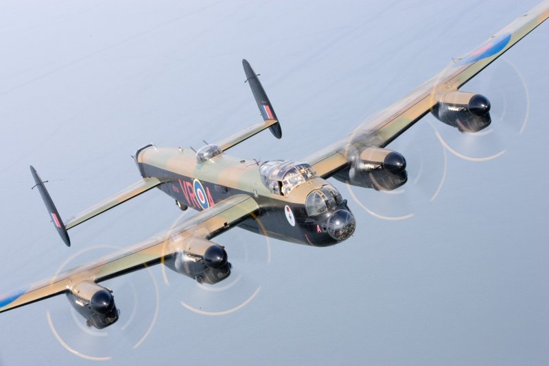 Avro 683 Lancaster вар Тандер