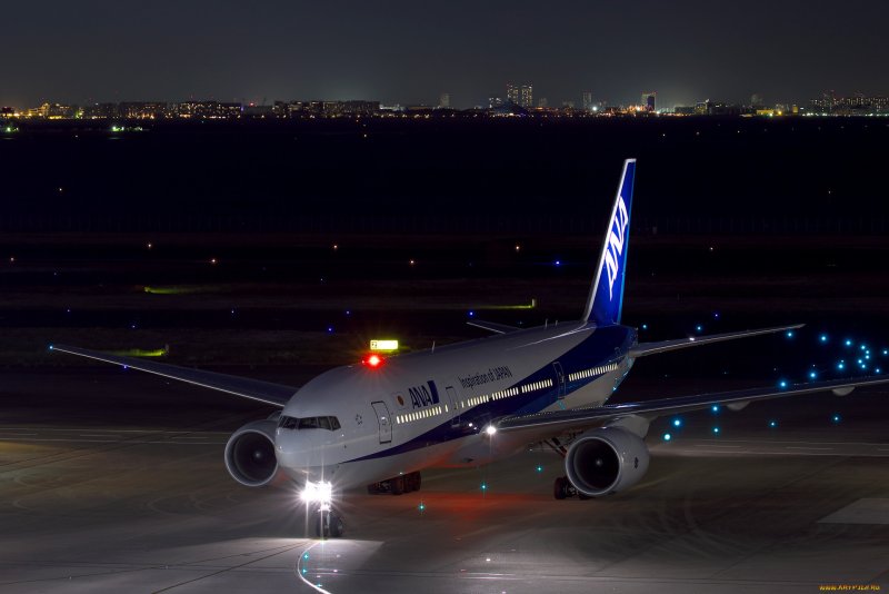 Самолет Боинг 777 ночь