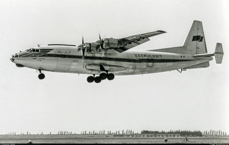 АН-10 пассажирский самолёт