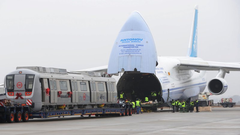 Самолет АН 124 Руслан погрузка