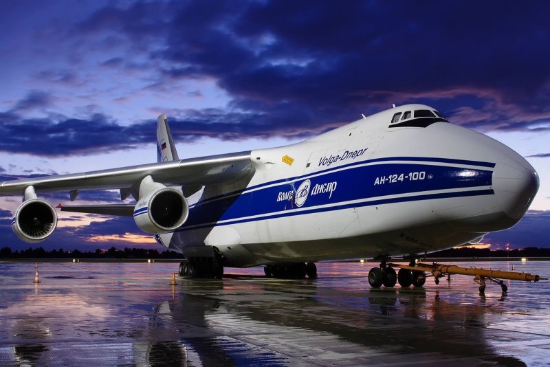 Самолет АН 124 Волга Днепр