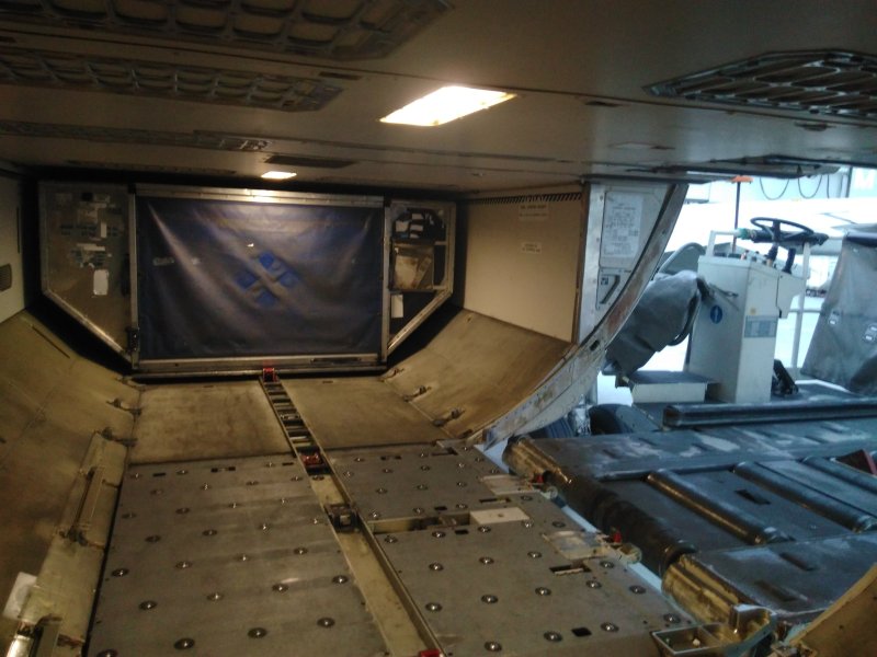Боинг 777 багажный отсек