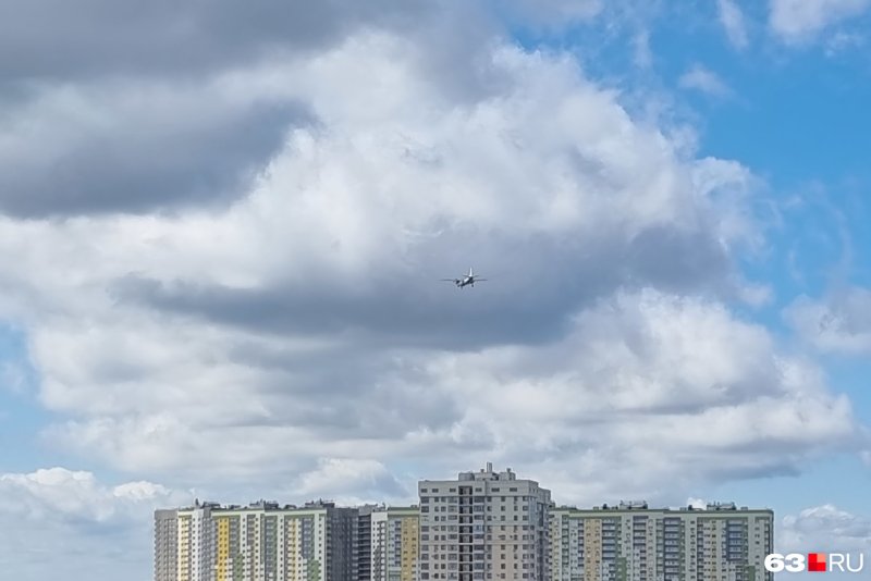 Самолет низко пролетел над Самарой