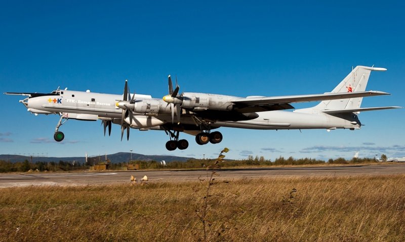 Дальний противолодочный самолет ту-142м