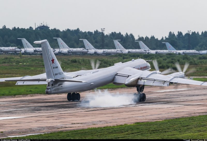 Самолет ту-142