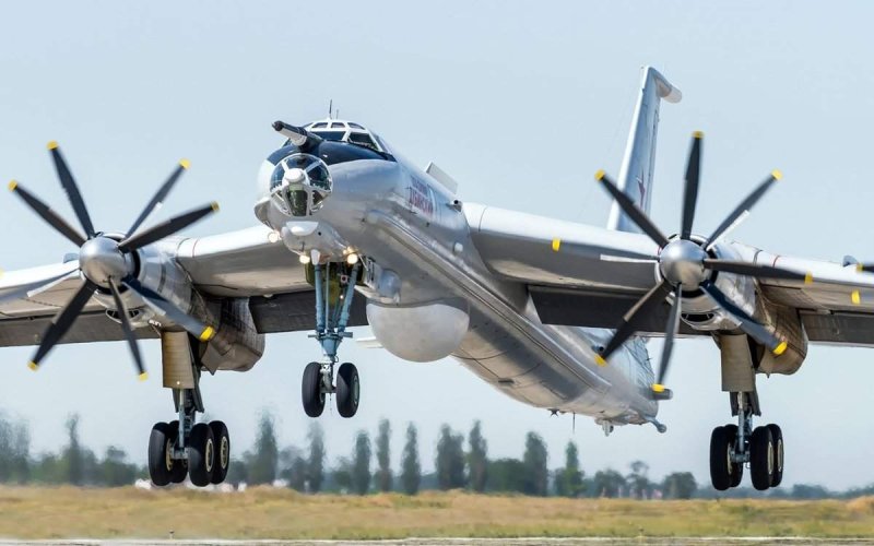 Дальний противолодочный самолет ту-142м
