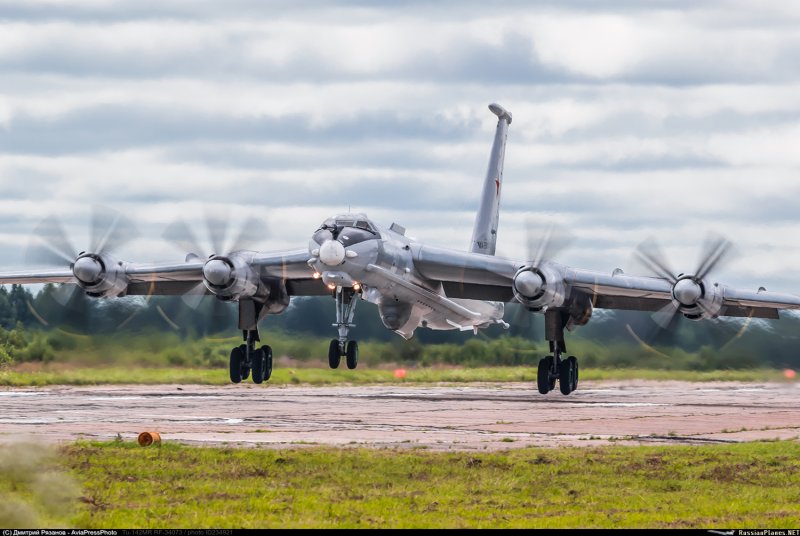 Самолёт ту-142 противолодочный Дальний