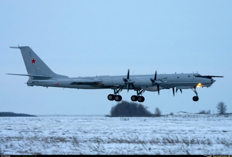 Дальний противолодочный самолет ту-142м