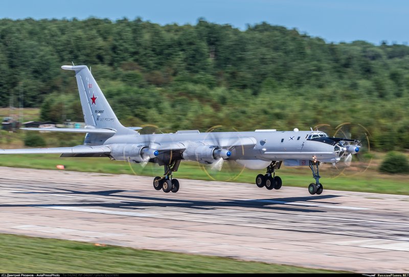 Самолет ту 142м
