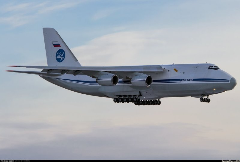 Самолет АН 124 100 Руслан