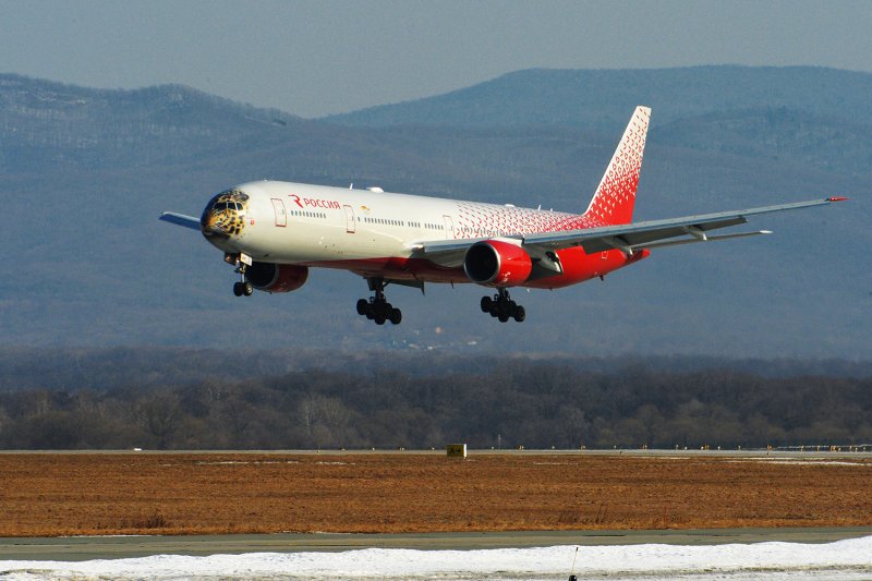 Самолет авиакомпании Россия Боинг 777-300