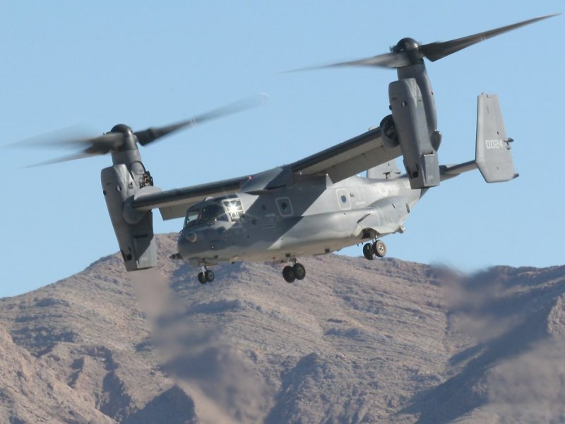 Вертолёт v22 Osprey рядом с Апачем