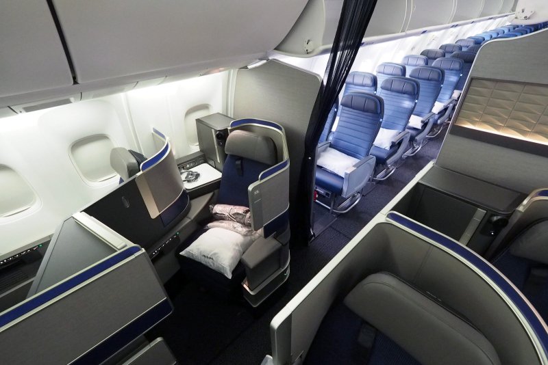 United Airlines Boeing 767-300 салон