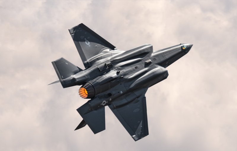 Самолет военный f35
