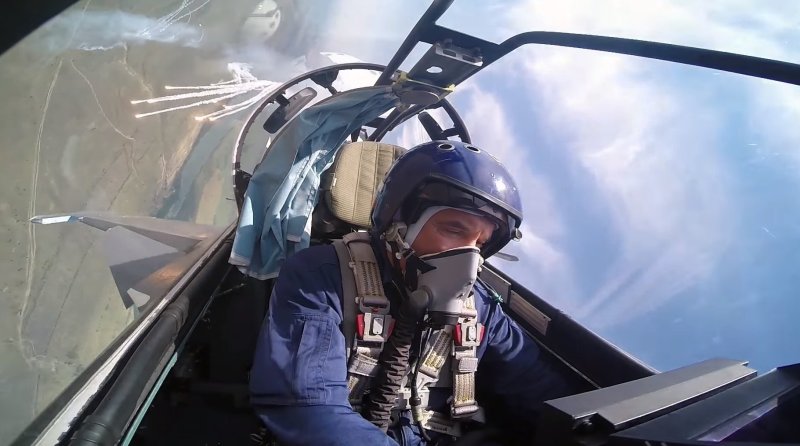 Летчик в кабине Су-30