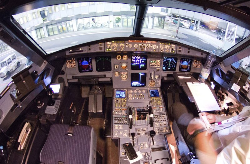 Кабина пилота Аэробус а320