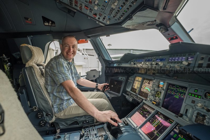Airbus a380 кабина пилота с пилотом