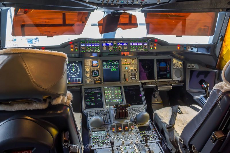 Airbus a380 кабина пилота