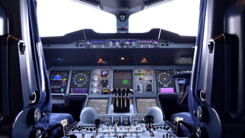 Airbus a220 кабина пилота