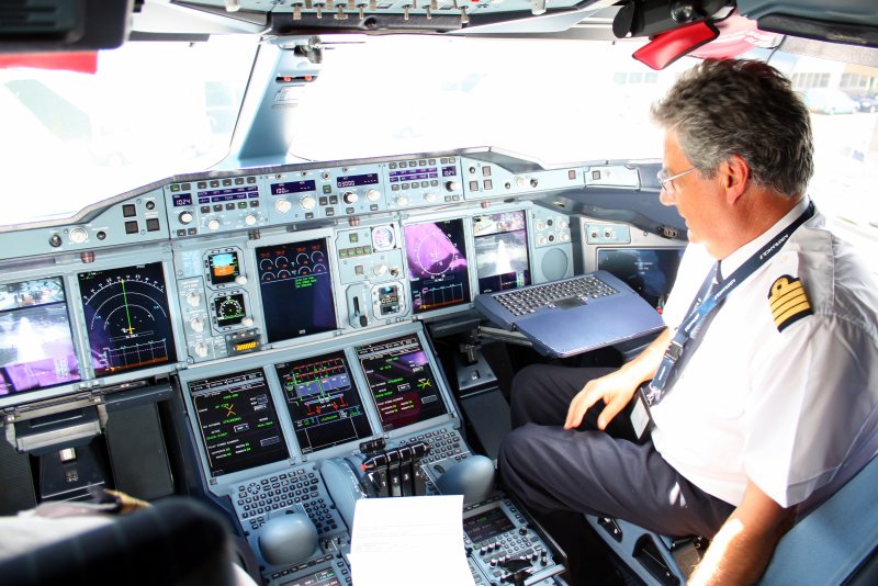 Airbus a380 кабина пилота