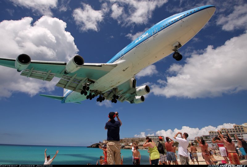 Самый экстремальный пляж в мире Maho Beach