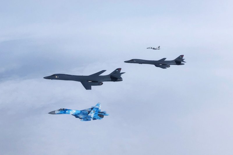 Российские Су-27 перехватили бомбардировщики ВВС США над черным морем