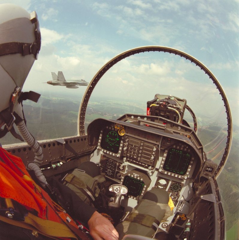 Пилот f/a - 18 в кабине