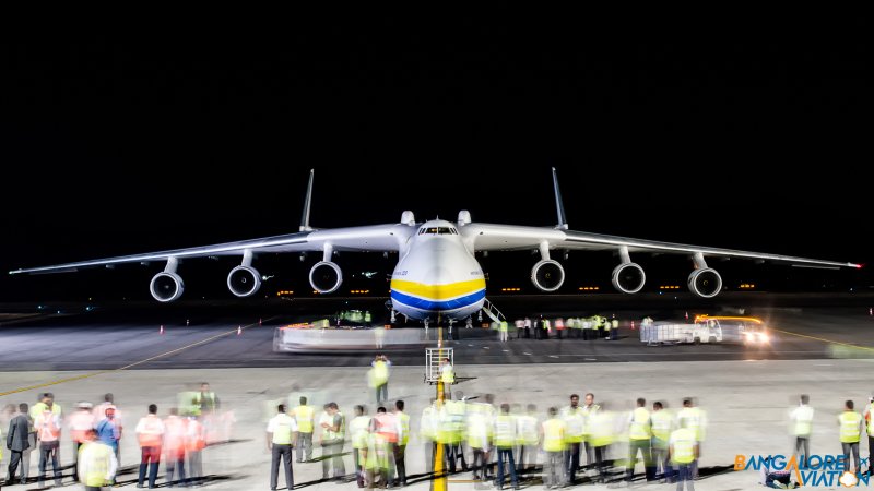 АН-225 Мрия вид спереди