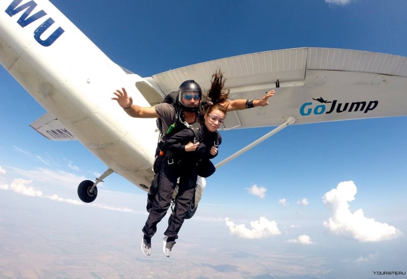 Самолет с парашютом Cirrus
