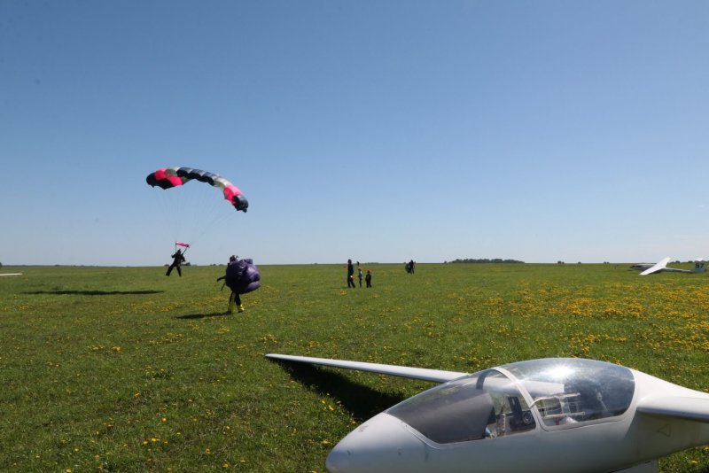 Самолет с парашютом Cirrus