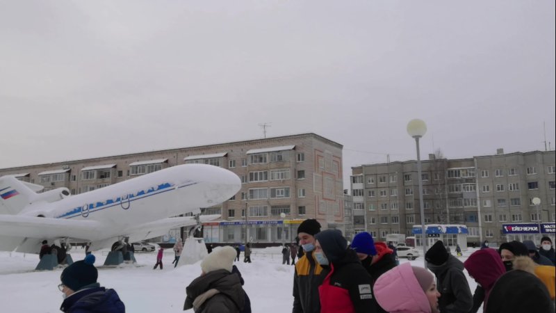 Самолет кружит над аэропортом