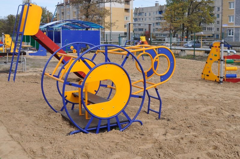 Детская площадка романа