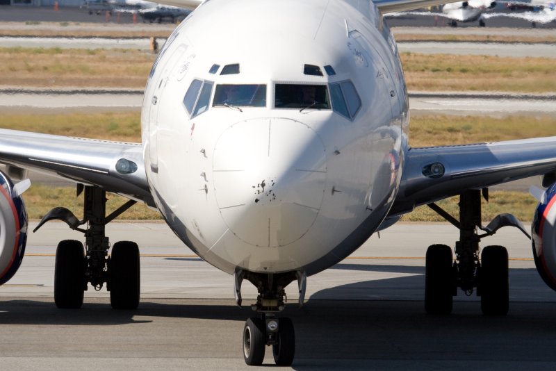 Boeing 737-800 вид спереди