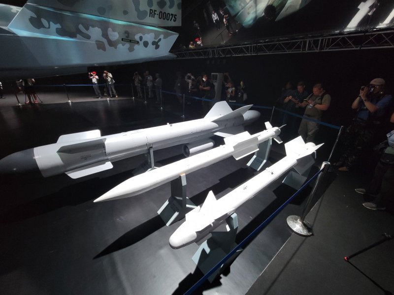 Истребитель пятого поколения Су-75