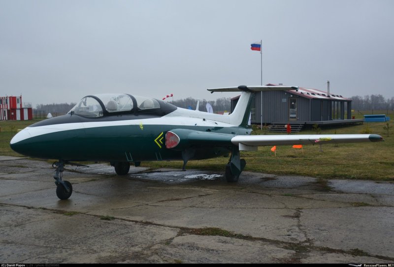 Двухместный учебно-тренировочный самолет l-29