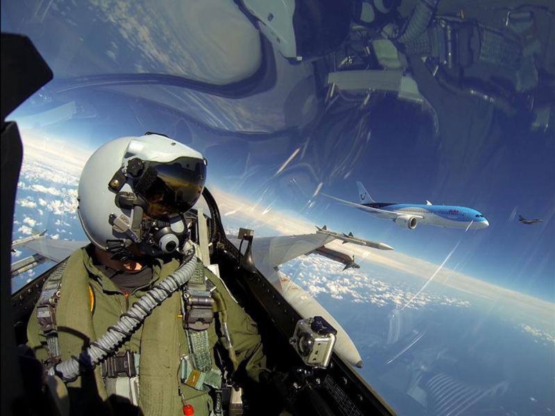 Пилот f 16