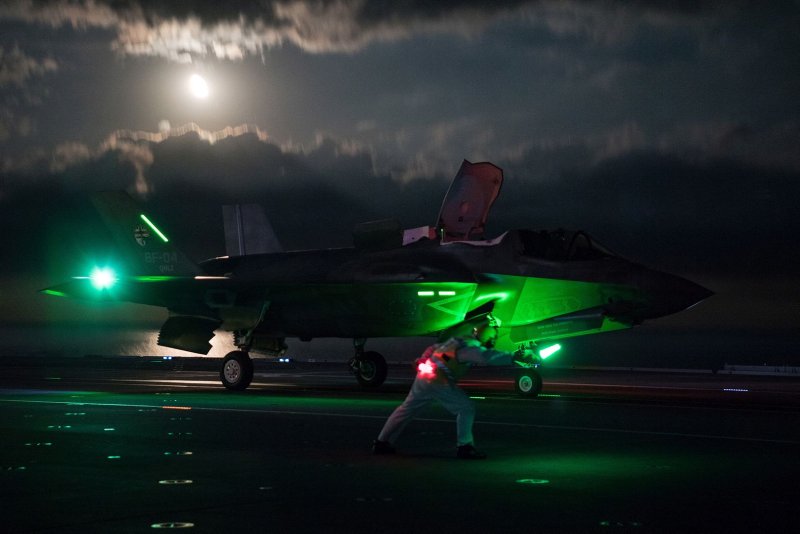 F 35 Lightning в полете ночью