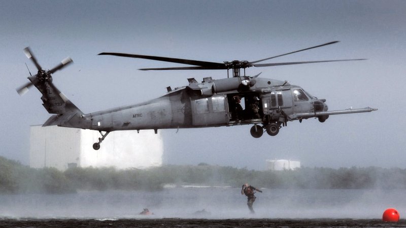 Вертолеты Сикорский uh 60 на авиабазе
