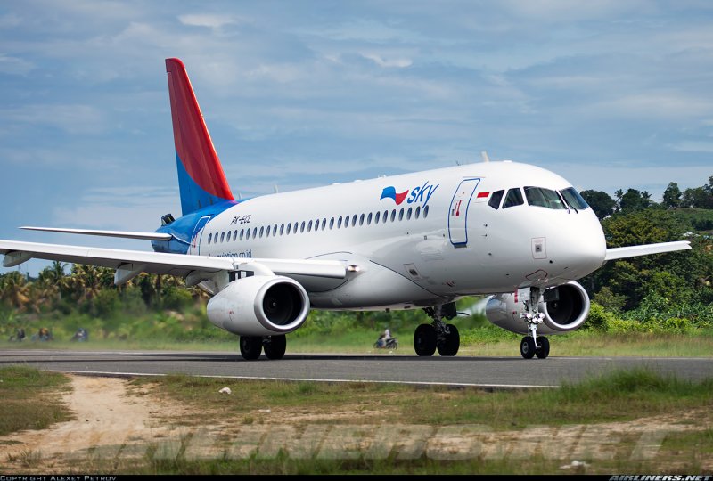 RRJ-95b-100 самолет