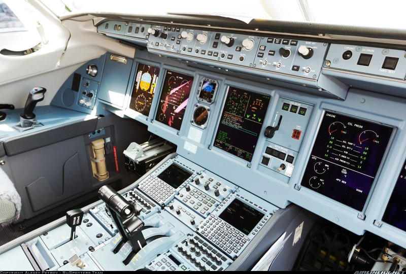 SSJ 100 кабина