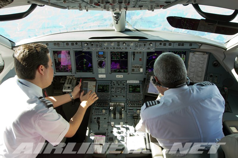 SSJ 100 кабина